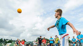 Speider som kaster ball. Speider som kaster ball.