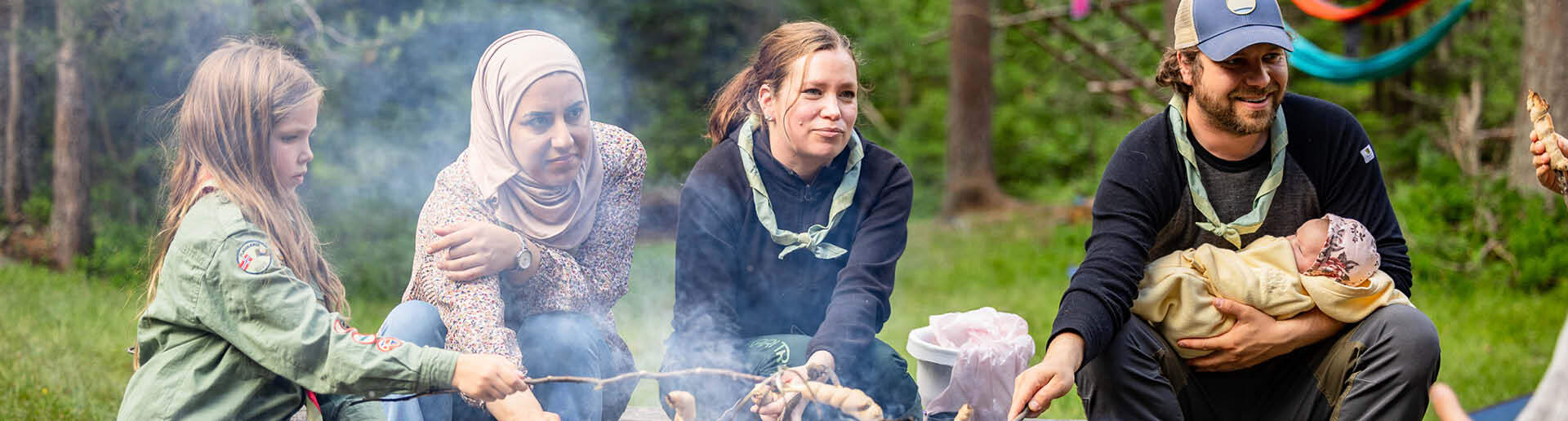 Speidere som griller pinnebrød over bål. Speidere som griller pinnebrød over bål.