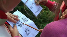 Speidere som løser gitterkode. Speidere som løser gitterkode.