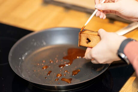 Pepperkakebygg blir limt sammen med brent sukker. Pepperkakebygg blir limt sammen med brent sukker.