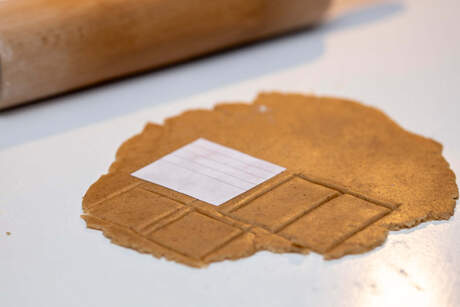 Illustrasjonsbilde av utskjrøinger i pepperkakedeig. Illustrasjonsbilde av utskjrøinger i pepperkakedeig.