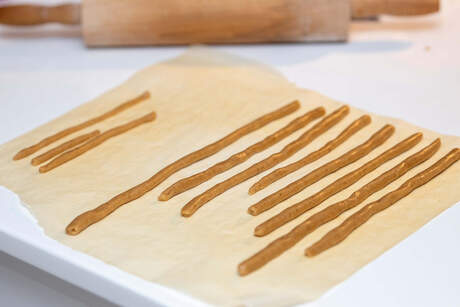 Illustrasjonsbilde av noen som ruller ut pepperkakeraier. Illustrasjonsbilde av noen som ruller ut pepperkakeraier.