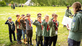 Speidere som gjør speiderhilsen. Speidere som gjør speiderhilsen.