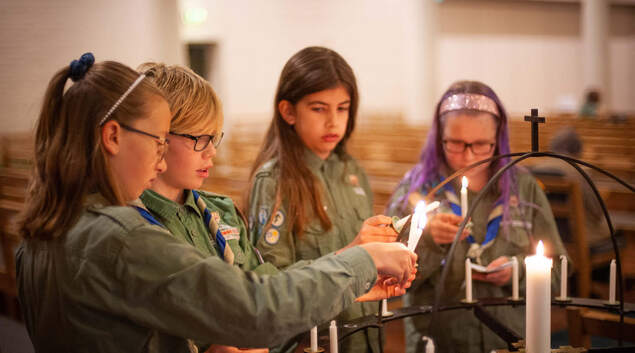 Speidere som tenner stearinlys. Speidere som tenner stearinlys.