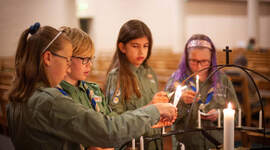 Speidere som tenner stearinlys. Speidere som tenner stearinlys.