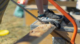 Illustrasjonsbilde av saging med buesag. Illustrasjonsbilde av saging med buesag.