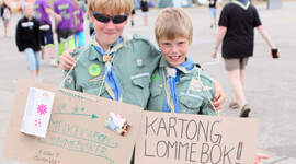 Speidere som lager melkekartonglommebok.