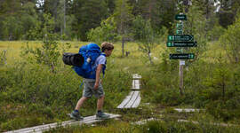 Speider på tur, rett ved et DNT-turskilt. Speider på tur, rett ved et DNT-turskilt.