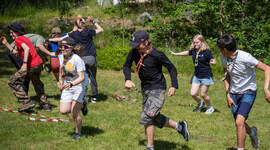 Speidere som løper stafett. Speidere som løper stafett.