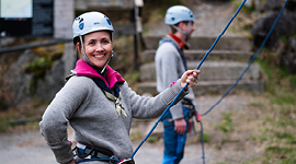 Speiderleder sikrer tauet under klatring.