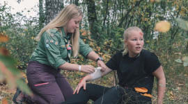 Speidere som gjennomfører en førstehjelpsøvelse. Speidere som gjennomfører en førstehjelpsøvelse.