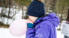 Speider som blåser opp en ballong. Speider som blåser opp en ballong.