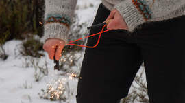 Gnister laget med tennstål. Gnister laget med tennstål.