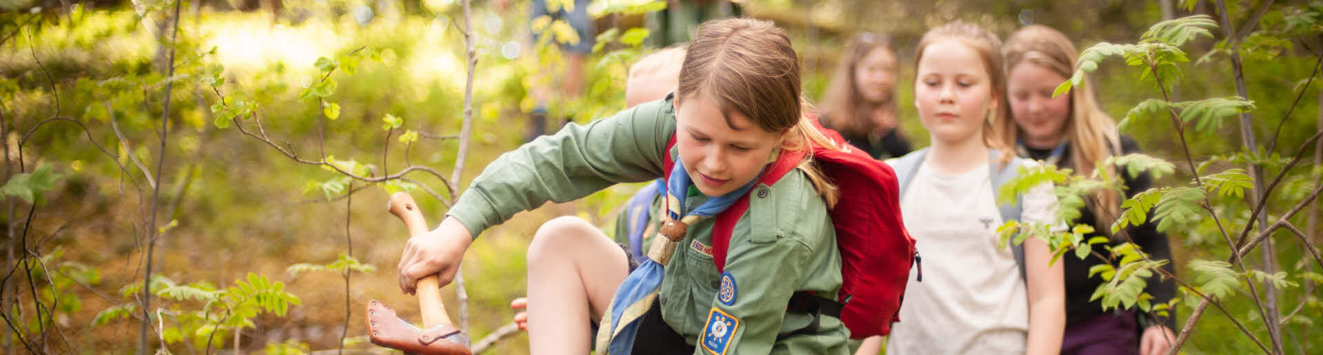 Speidere på tur i skogen.
