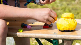 Noen som bygger med lego. Noen som bygger med lego.