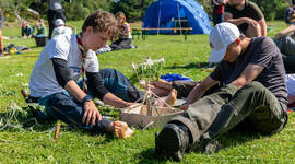 Speidere som bygger noe. Speidere som bygger noe.