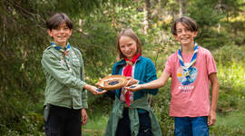 Speidere som viser fram pannekaker med blåbærsyltetøy. Speidere som viser fram pannekaker med blåbærsyltetøy.