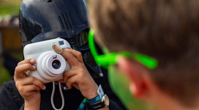 Speider som tar bilde med et instax-kamera. Speider som tar bilde med et instax-kamera.