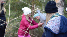 Speidere som samarbeider om å komme seg gjennom en hinderløype. Speidere som samarbeider om å komme seg gjennom en hinderløype.