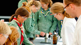 Speidere som gjennomfører eksperiment med vernebriller på. Speidere som gjennomfører eksperiment med vernebriller på.