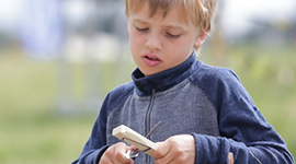 Person som spikker. Person som spikker.