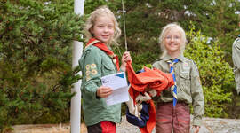 Speidere som skal heise flagg. Speidere som skal heise flagg.