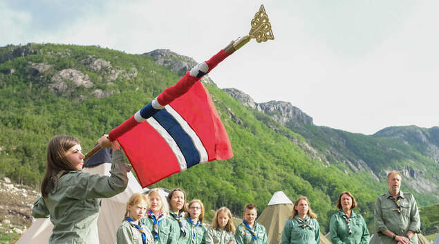 Speidere som ruller ut flagget. Speidere som ruller ut flagget.