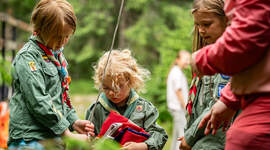 Speidere som heiser flagg. Speidere som heiser flagg.