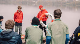 Speidere som får opplæring i bruk av tryg livbøye. Speidere som får opplæring i bruk av tryg livbøye.
