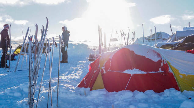 Oppslått telt på leirplass i snø. Oppslått telt på leirplass i snø.