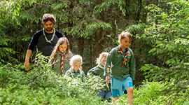 Familiespeidere og stifinnere på tur i skogen.