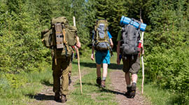 Speidere på tur med vandrestaver. Speidere på tur med vandrestaver.