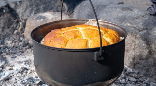 Boller stekt i gryte over bål. Boller stekt i gryte over bål.