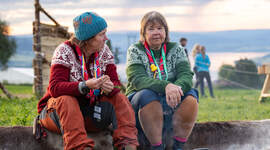 Speiderledere i samtale rundt bålet. Speiderledere i samtale rundt bålet.