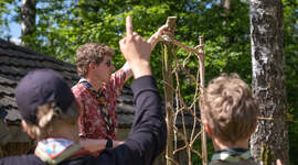 Speiderleder sammen med speidere i instruksjonssituasjon. Speiderleder sammen med speidere i instruksjonssituasjon.