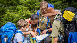 Speidere som orienterer med kart og kompass. Speidere som orienterer med kart og kompass.
