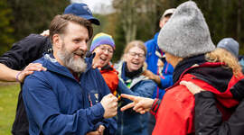 Ledere som spiller stein, saks, papir. Ledere som spiller stein, saks, papir.