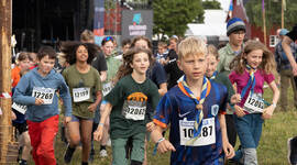 Speidere som løper Globalløp.