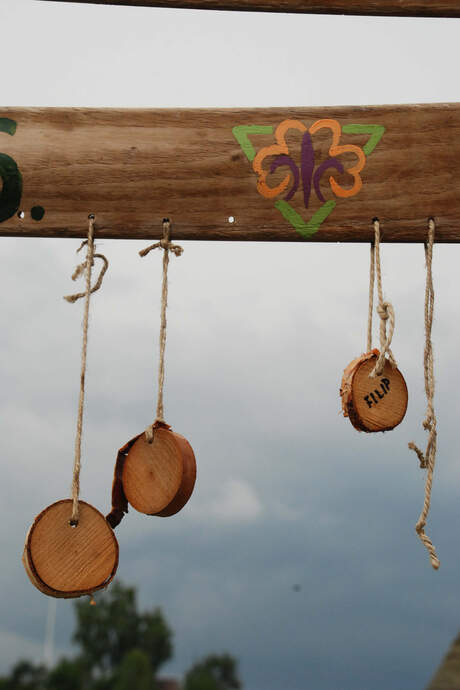 Gruppeskilt med navn på speidere som deltar på arrangementet.