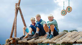 Speidere som sitter i portalen sin på leirområde.