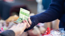 Utveksling av penger ved kjøp på stand.