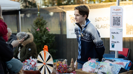 Speider som selger varer til inntekt for speideren