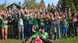 Frivillige speidere som jubler fremfor Nordtangen leirsted.