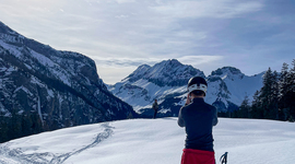 Speider som ser utover fjellet i sola. 