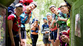 Speidere på grottetur med hodelykt.