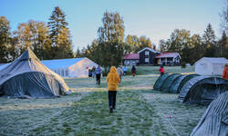 Tidlig morgen med rim på teltene på leirområdet på Nordtangen.