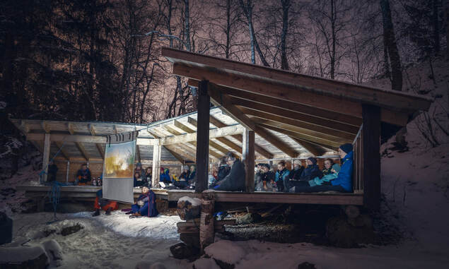 Speidere samlet i den store, overbygde gapahuken til utekino.