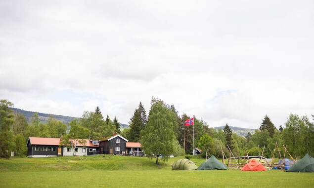 Oversiktbilde av hovedbygg og leirsted med telt på Nordtangen.