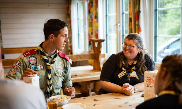 Speiderledere som spiser mat i spisesalen på Nordtangen. Foto: Helene Moe Slinning.
