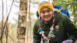 Speiderleder på tur i skogen.